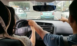 簽訂合同保障權益 汽車陪駕服務不可忽視的法律安全網(wǎng)